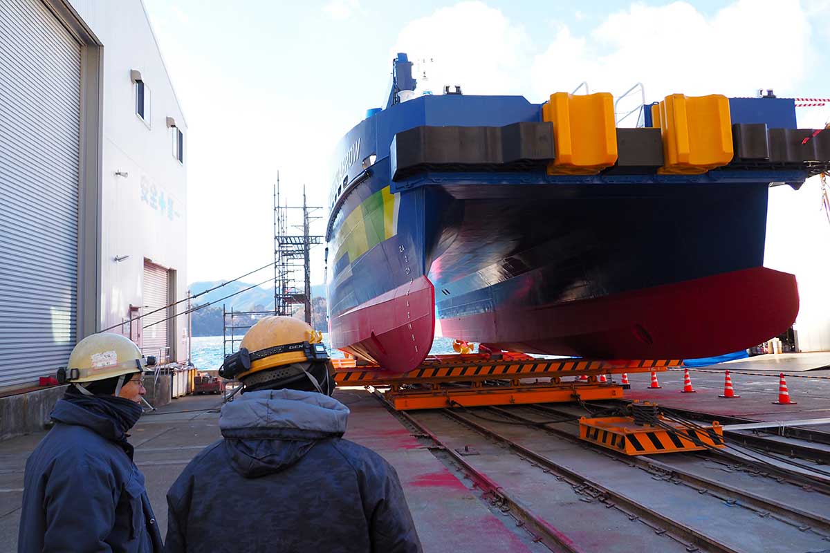 軽量で高速航行ができ、双胴船で安定性もあるCTV1番船