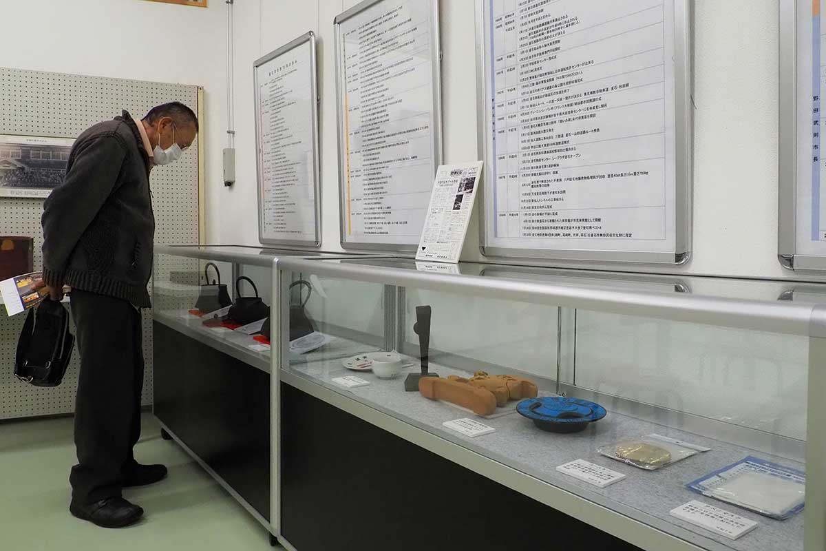 鉄の週間に関連した企画展。写真パネルや年表など資料が並ぶ