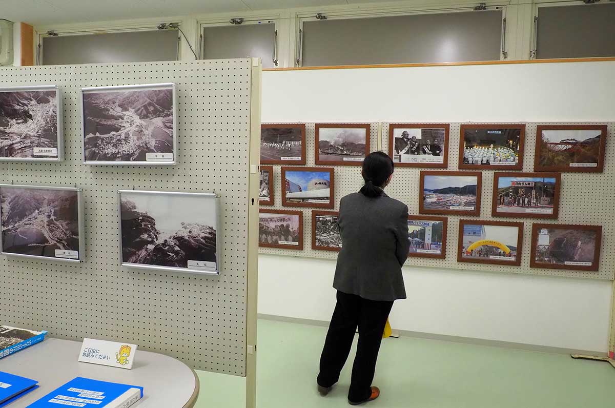 合併から70年のまちの動きを紹介する写真パネル