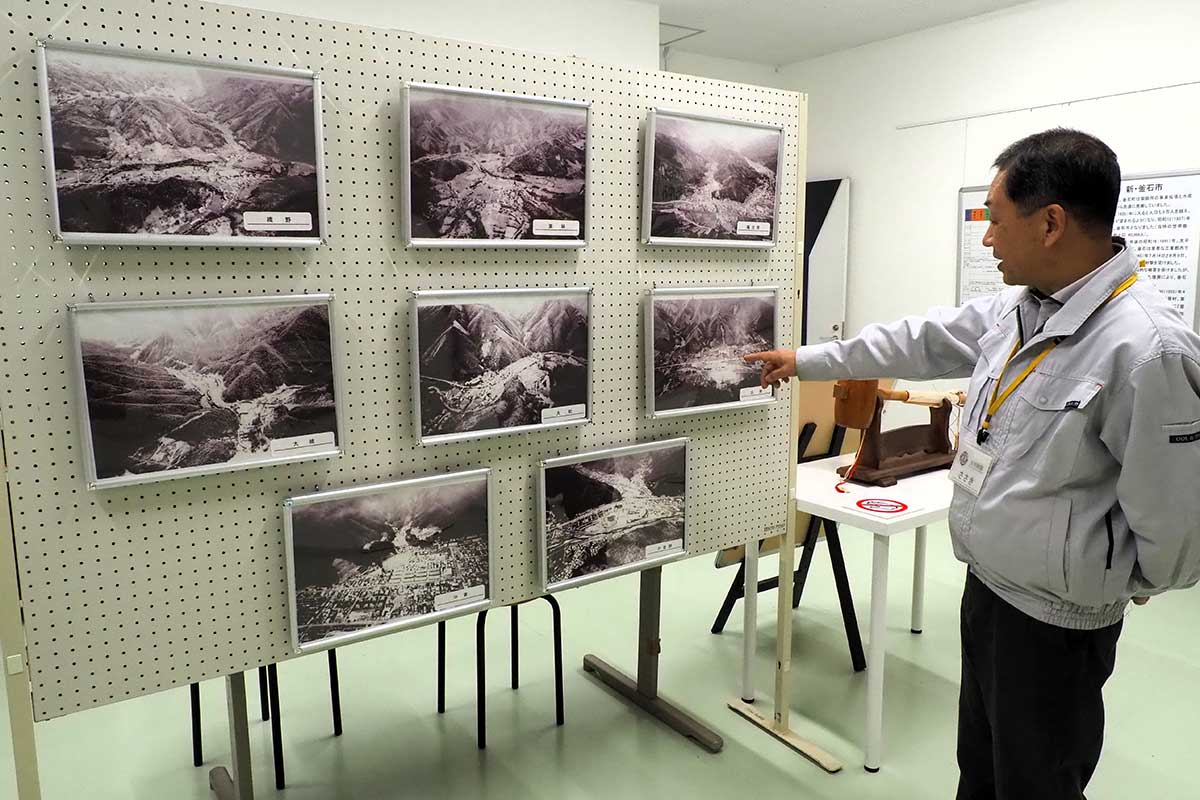 合併後に撮られた市内各地の空撮写真のパネル