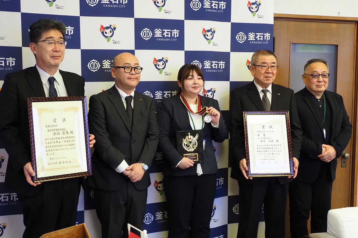 小野共市長に入賞を報告した金浜百果さん(中)