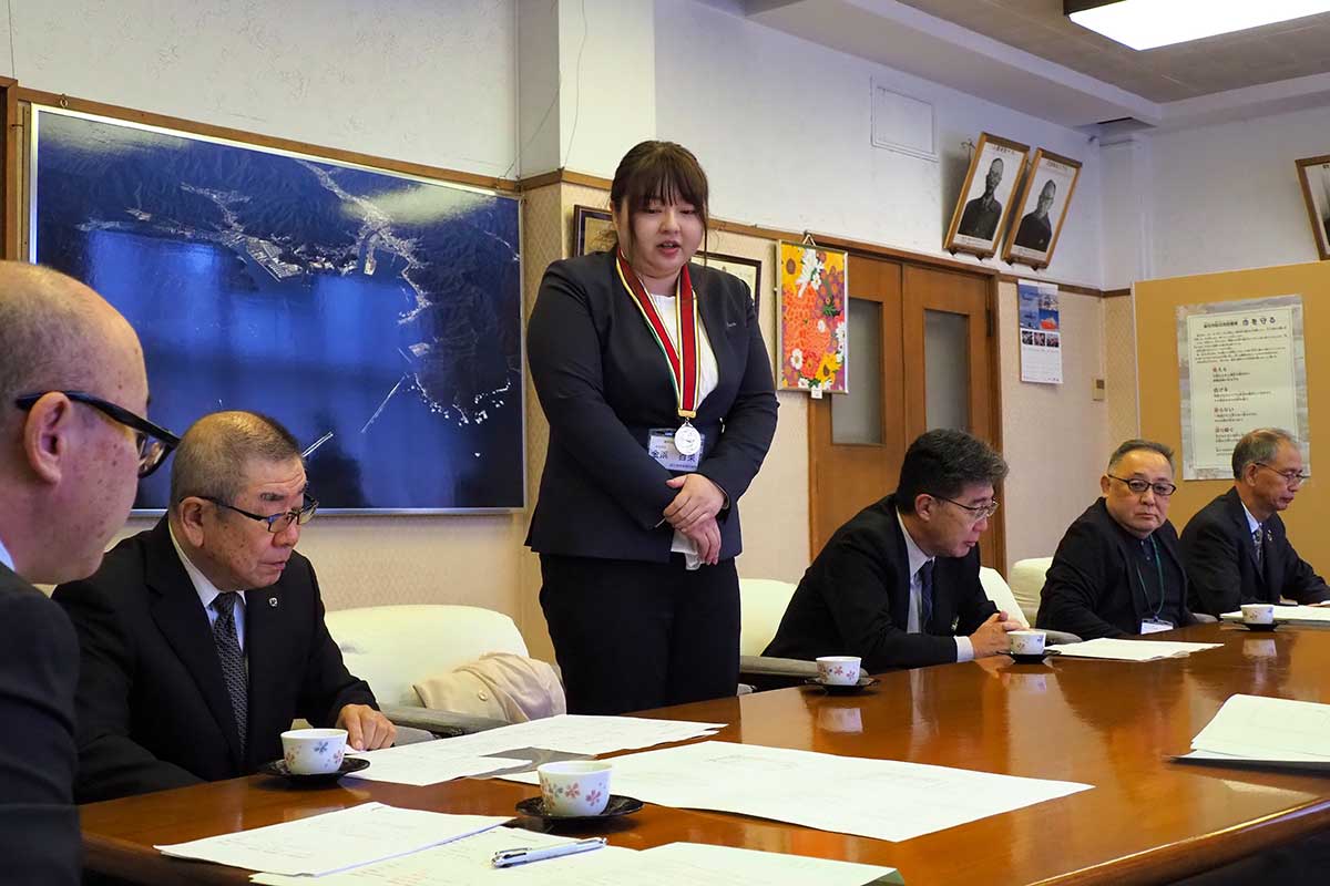 学校関係者らと市役所を訪れ、結果を報告する金浜さん