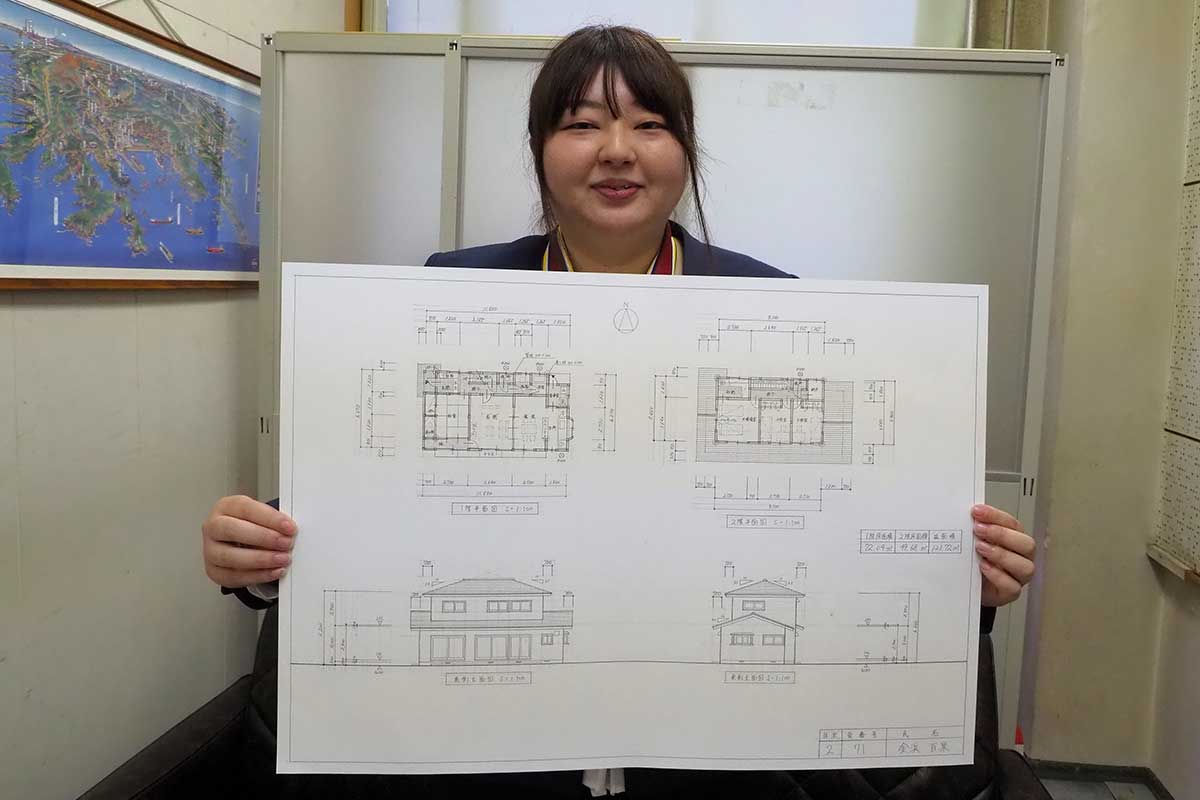 競技会で仕上げた建築設計図を手に笑顔を見せる金浜さん
