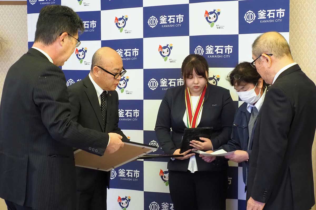 金浜さんを囲み、小野市長らが受賞をたたえた