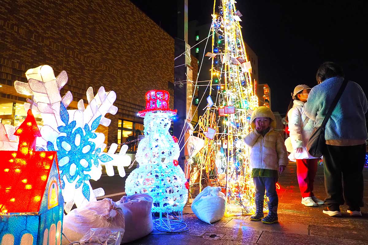 ツリー、雪だるま、雪の結晶…光のオブジェが集合