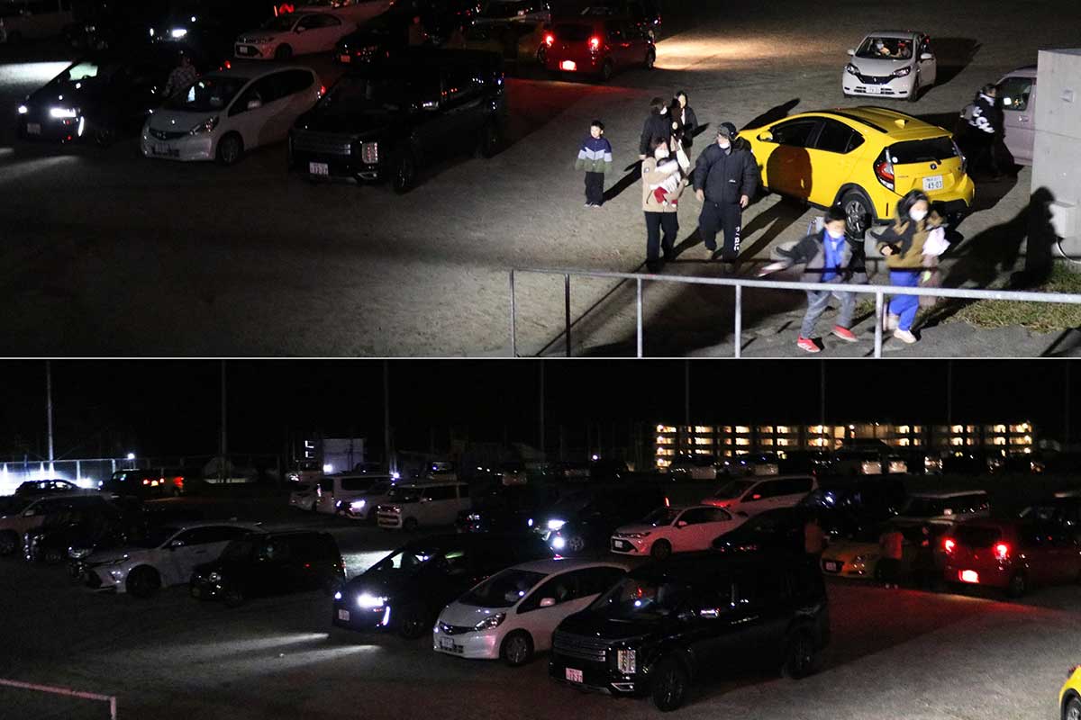 鵜小・東中の校庭には避難車両が並んだ。車内で待機する人も