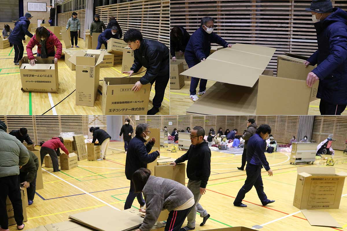 体育館では市職員と住民らが協力し、段ボールベッドを組み立て。避難者が横になれるようにした