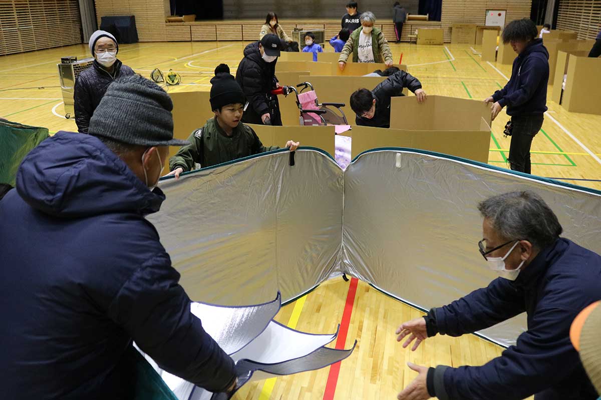 避難者のプライバシー保護のためのパーティション（間仕切り）も組み立てた