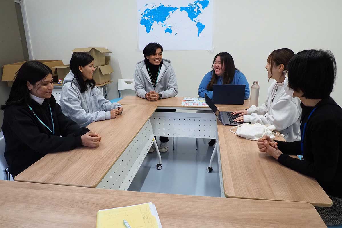 初めての学園祭に向けて作戦会議をする学生と教員