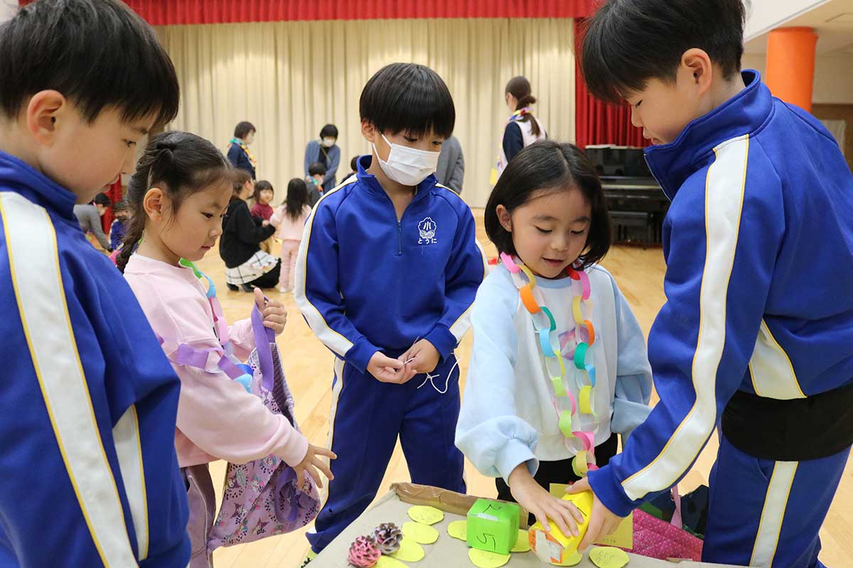唐丹小1、2年生が上中島こども園年長児と手作りおもちゃで交流。幼保小連携の取り組み