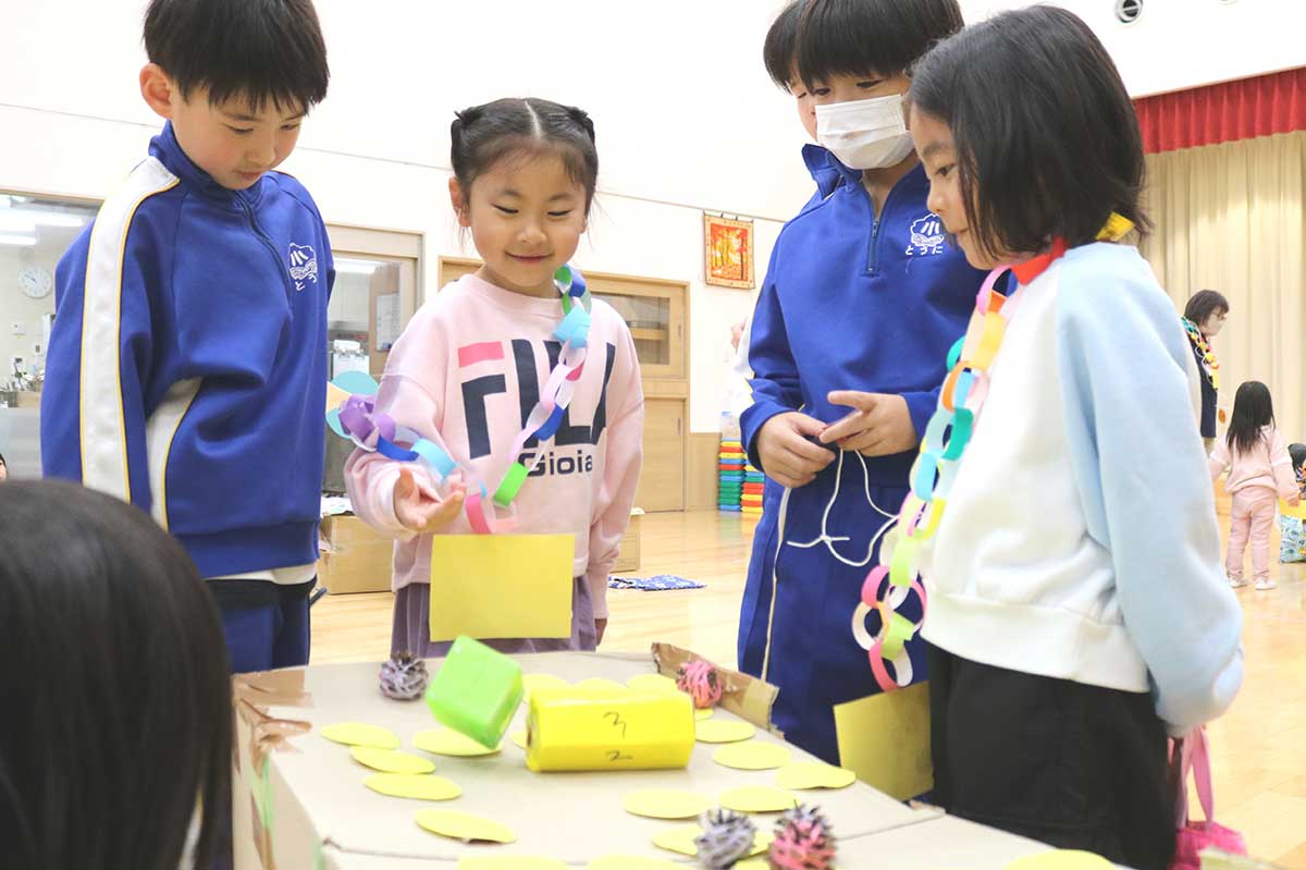 児童4人で取り組んだ「すごろく屋さん」。コマは毛糸を巻いた松ぼっくり
