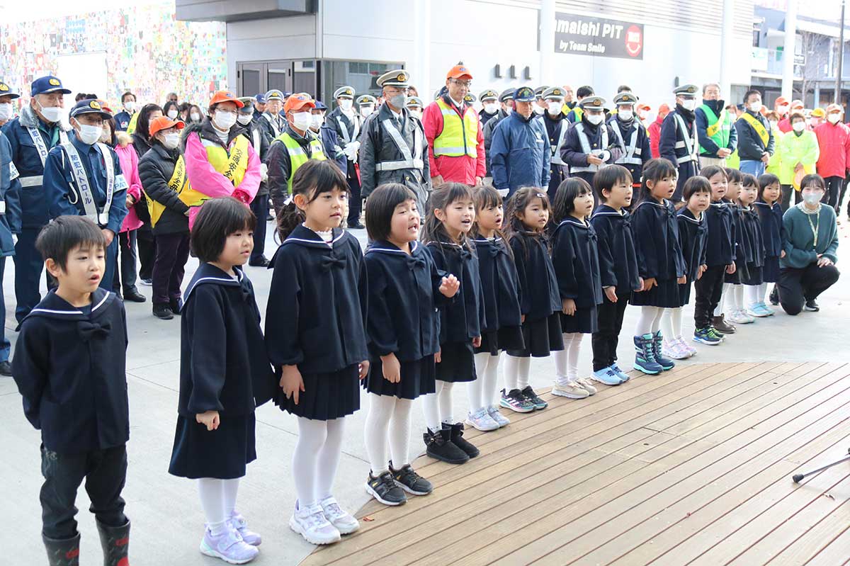 主催団体の代表へ“出動宣言”を行う正福寺幼稚園の園児ら