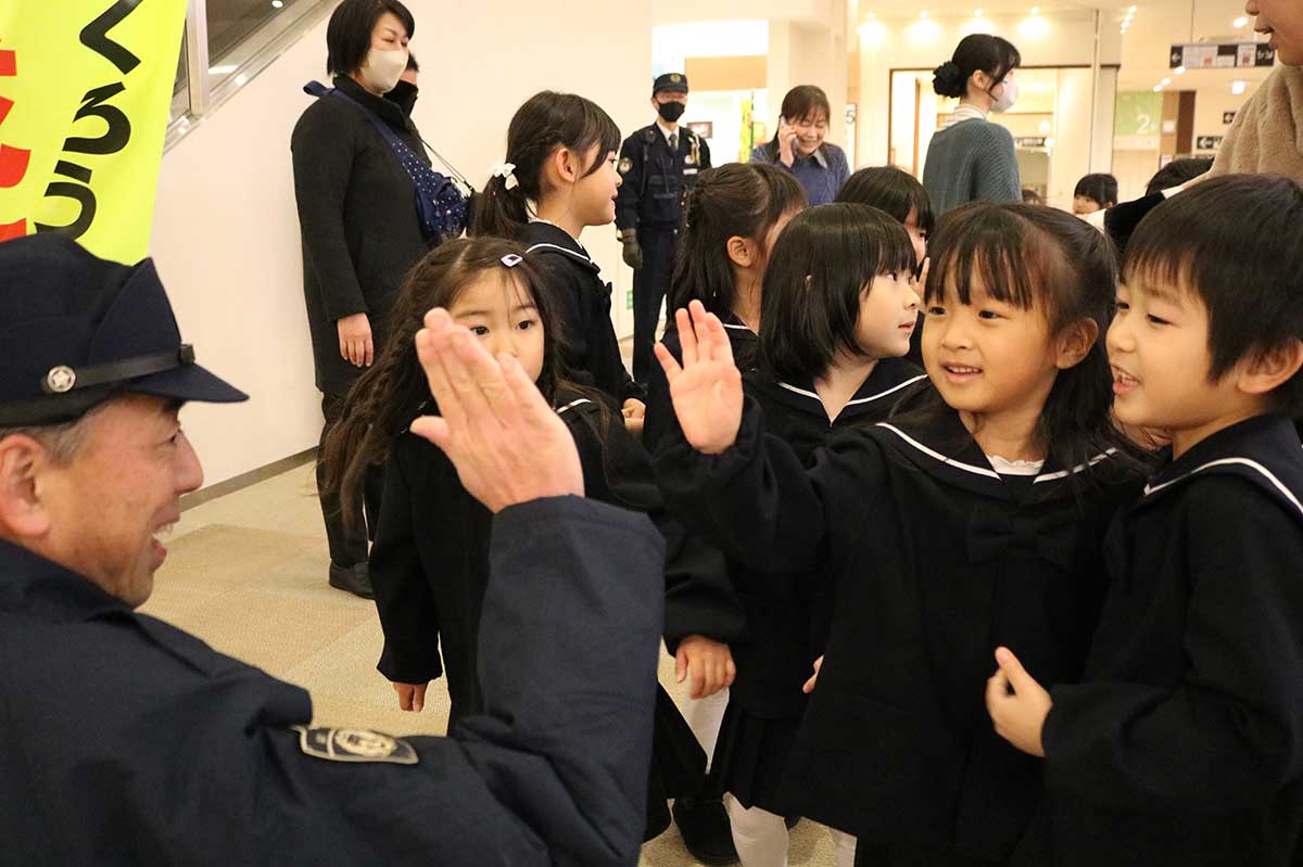 最後は、事故や事件に遭わないよう気を付けることを誓っておまわりさんとハイタッチ!