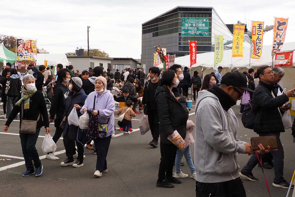 多くの人でにぎわう釜石まんぷくフェス＝11月23日