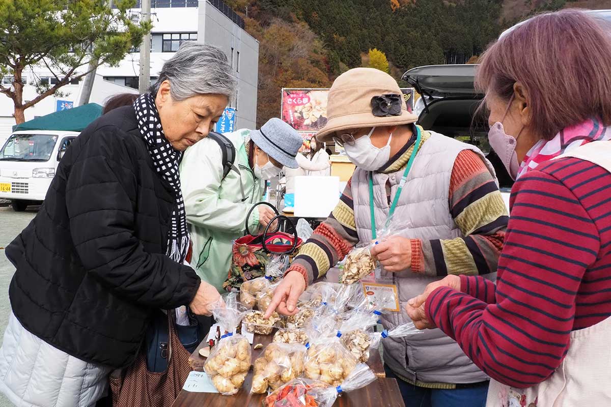 軽トラ市で人気を集めるのは新鮮な地元野菜