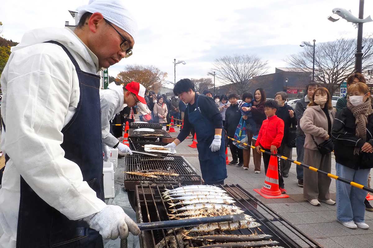 長い列ができたサンマ焼きのお振る舞い