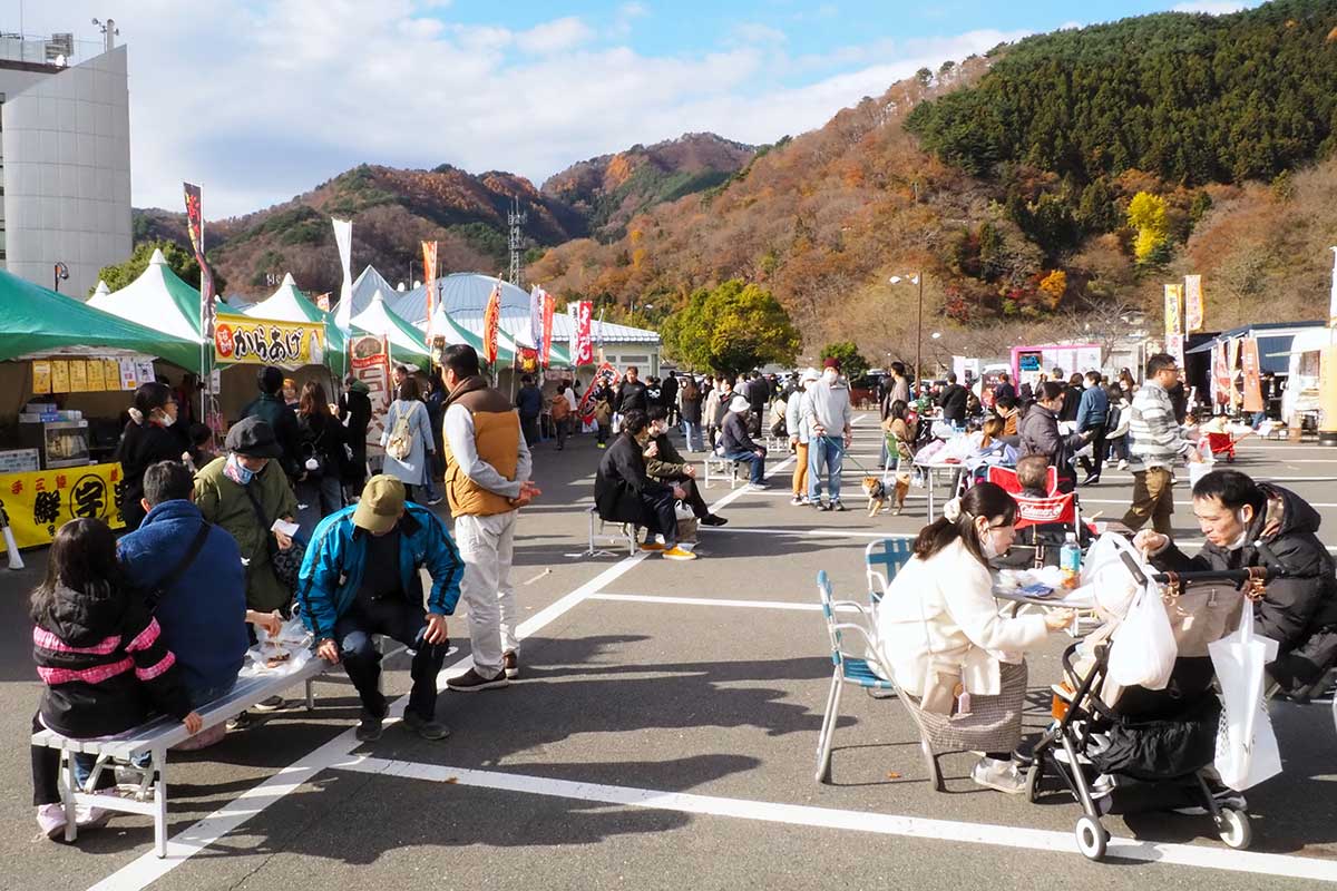 出店、キッチンカーがずらりと並んだ交流物産展
