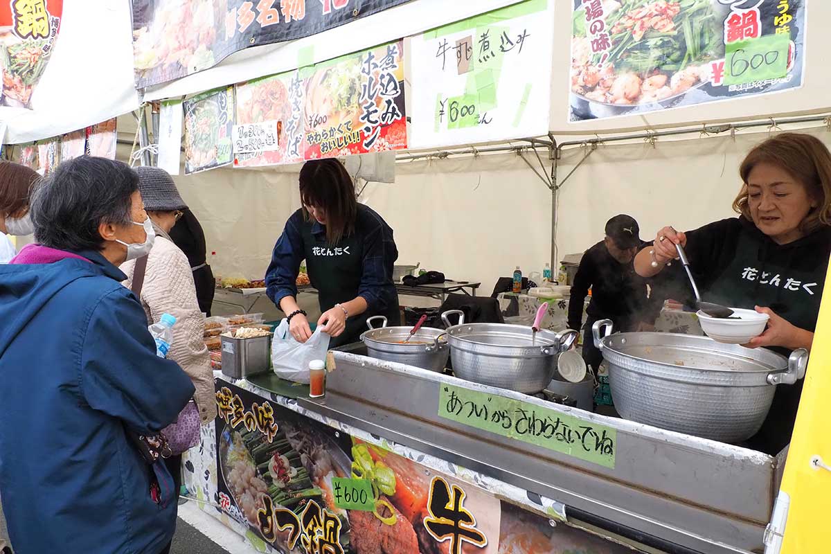 自慢の味を提供した盛岡市の「花どんたく」の出店