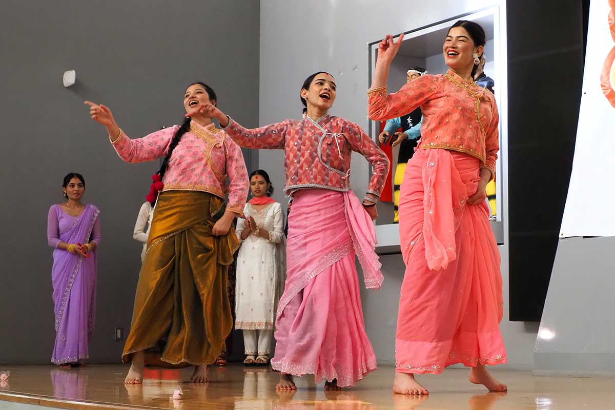 笑顔を弾かせながら踊るネパール人留学生