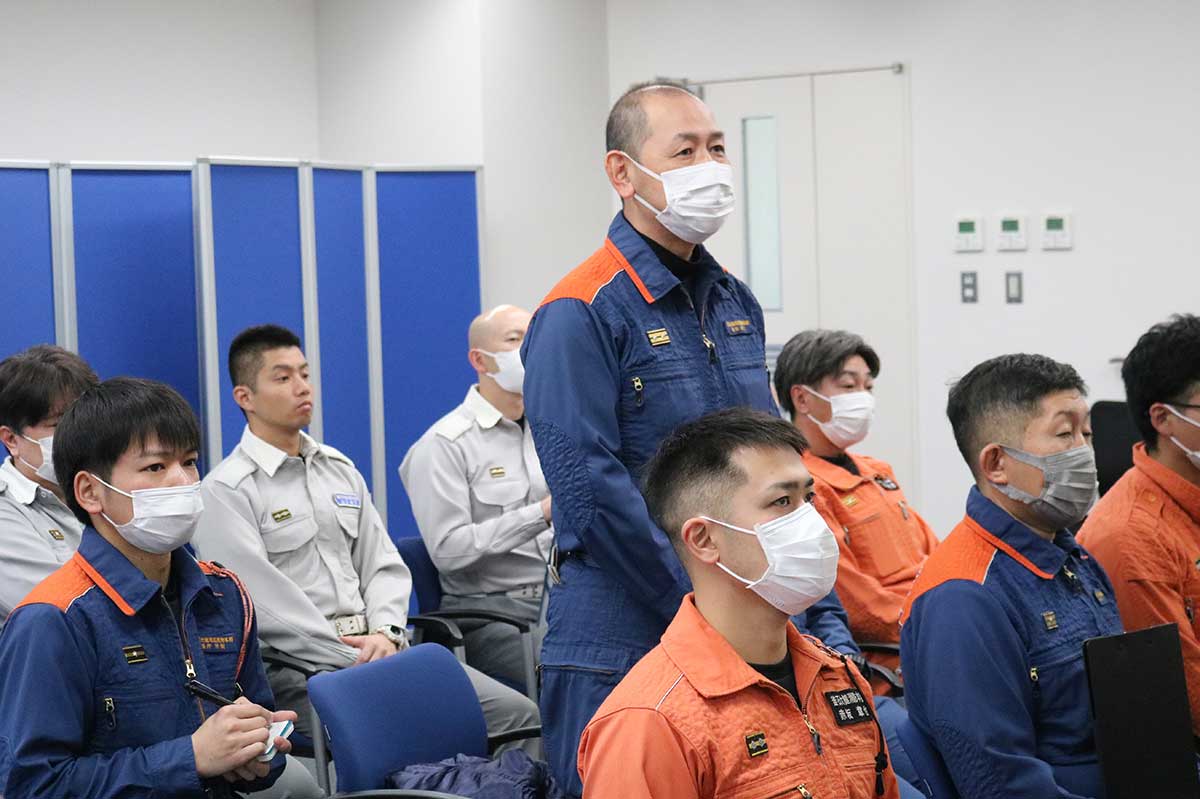 署員らは市水産農林課の職員からクマ対策の知識も得た