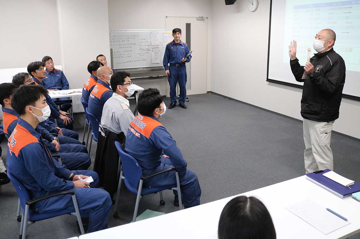 署員らは市水産農林課の職員からクマ対策の知識も得た