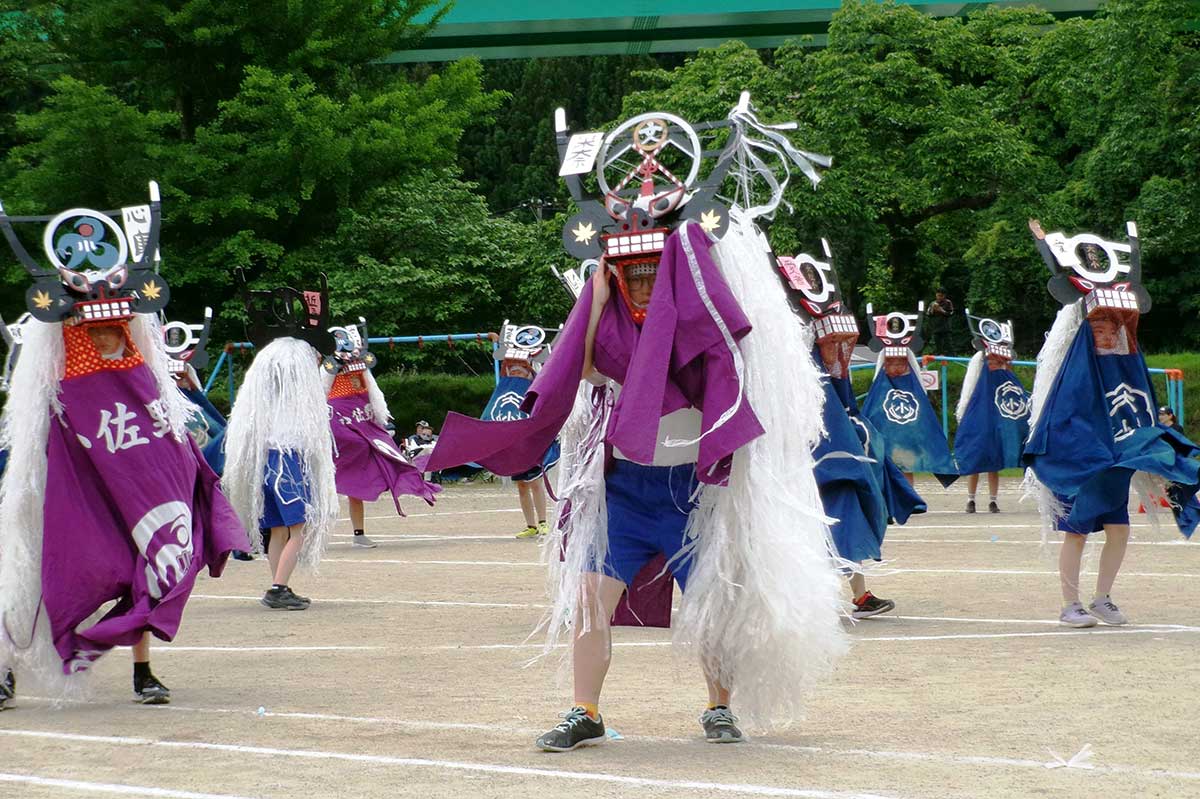 運動会で「小川しし踊り」を披露する小佐野小児童。長年の伝承の取り組みに「いわてユネスコ文化賞」が贈られた（写真提供＝小佐野小）