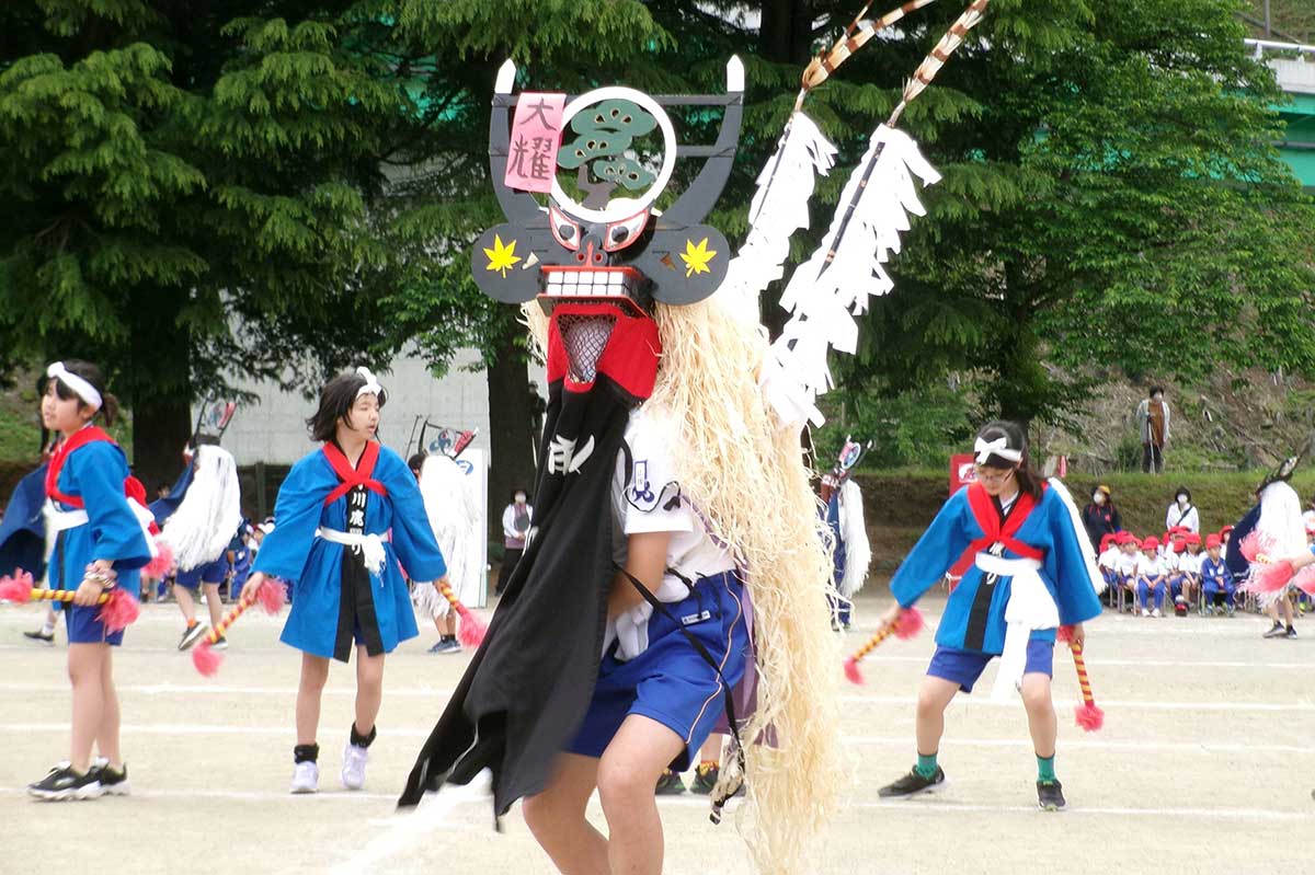 5月24日に開催された運動会では5、6年生のしし踊りがオープニングを飾った（写真提供：小佐野小）