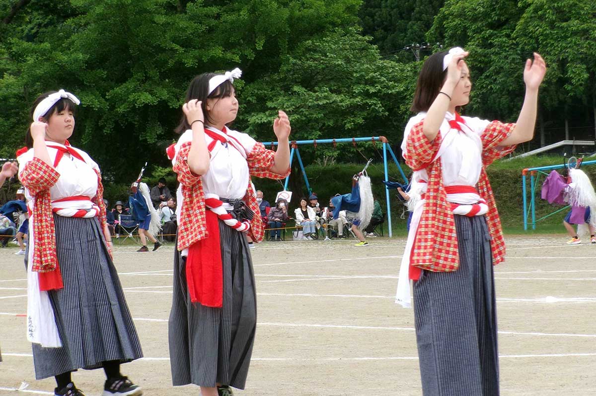 今年度の5、6年生は計約100人。しし頭のほか、小踊り、太鼓、笛などを役割分担（同）