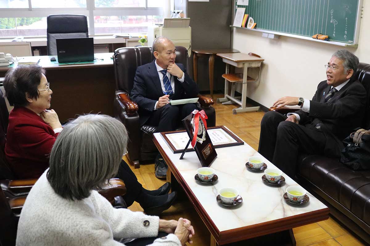 小川小卒業生で保存会副会長の佐々木聡さん（右）は学校統合後も続くしし踊りの伝承活動に喜びを表した