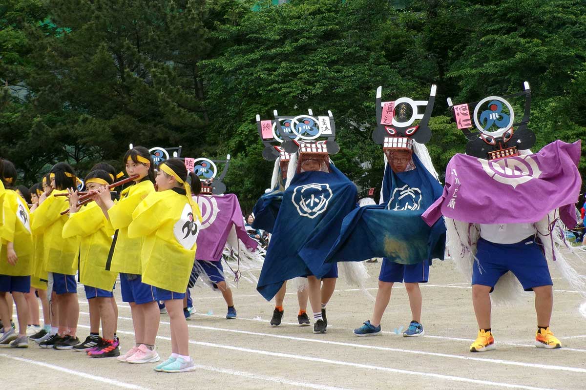 児童らはそれぞれの役割を果たし、一体感あふれる演舞で保護者や地域住民を魅了した（写真提供：同）