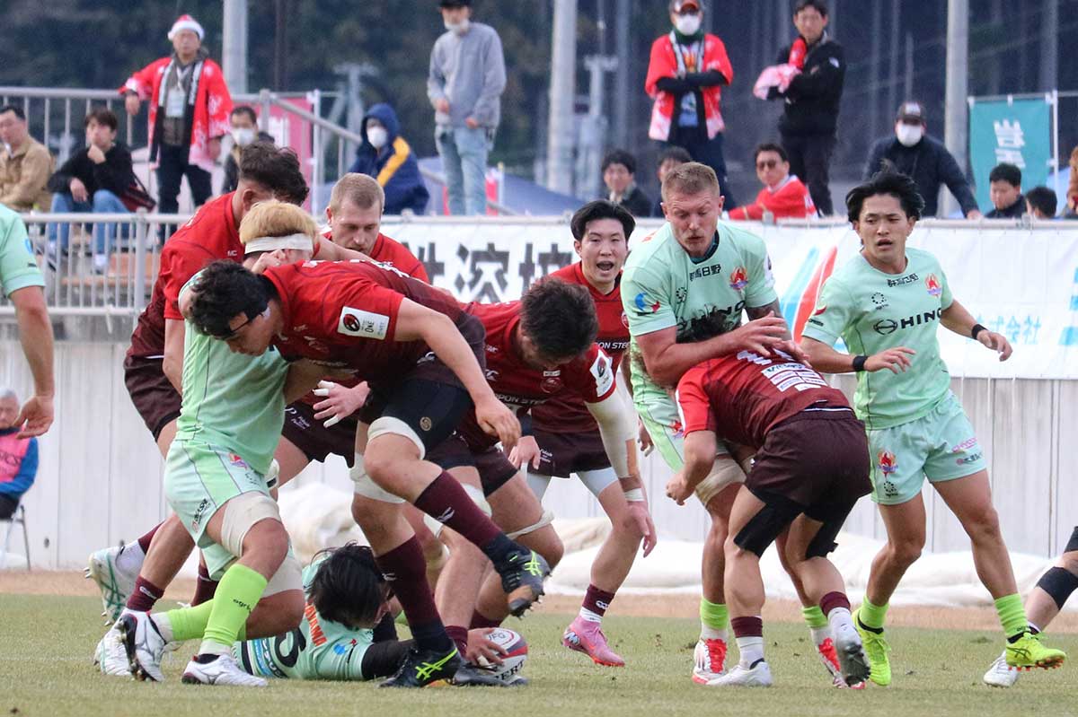 前半、自陣に攻め込まれながらも気迫のディフェンスで抑え、ゴールを守った釜石SW