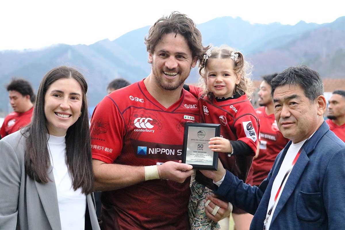 国内通算50キャップを達成した釜石SWのサム・ヘンウッド選手。坂下功正総監督（右）から記念の盾が贈呈された
