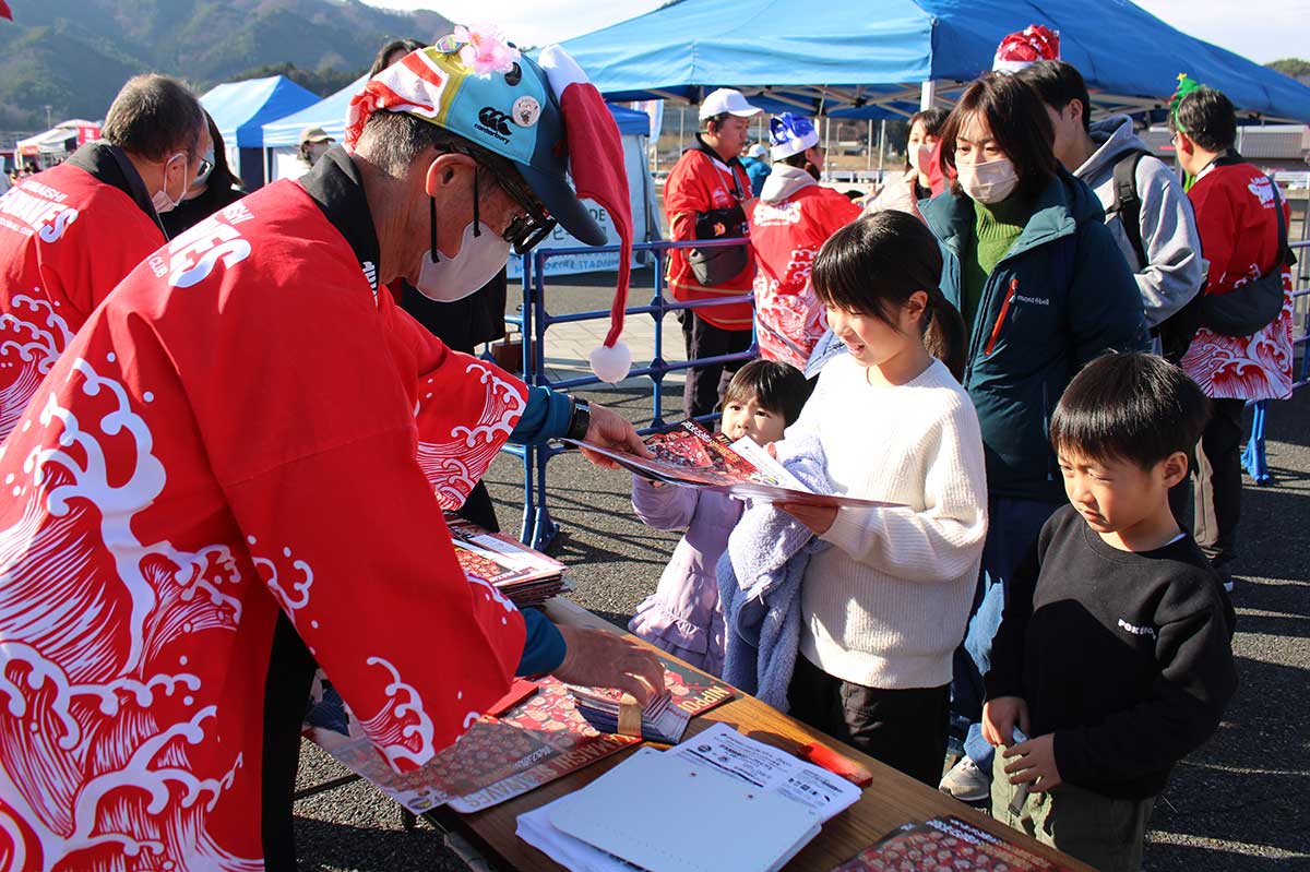 釜石SWホーム初戦には本県沿岸部の中学生以下の子どもたち先着100人を無料招待した