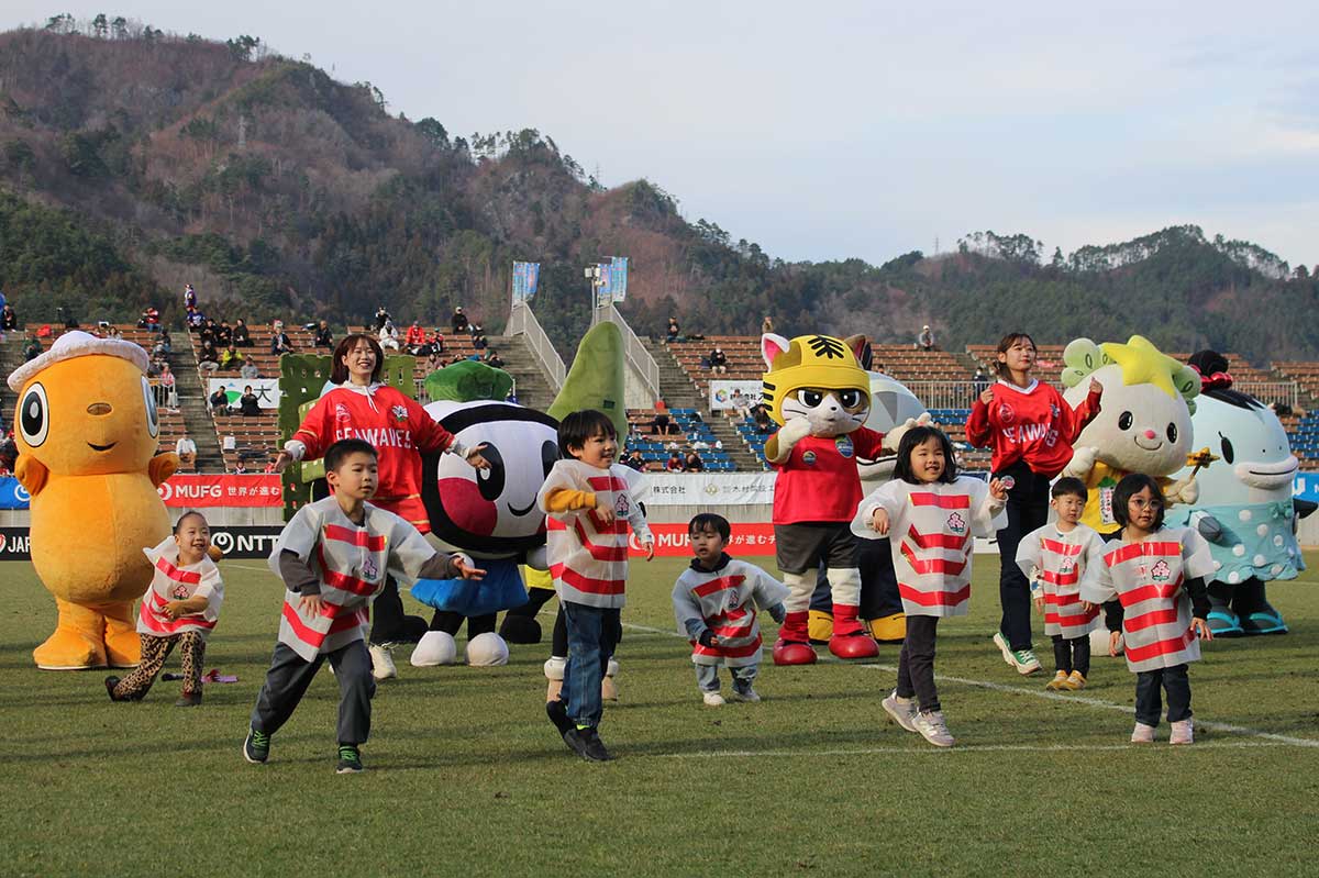 会場には本県沿岸市町村のご当地キャラクターが大集合。ハーフタイムには市内の園児らとラグビー体操を踊った