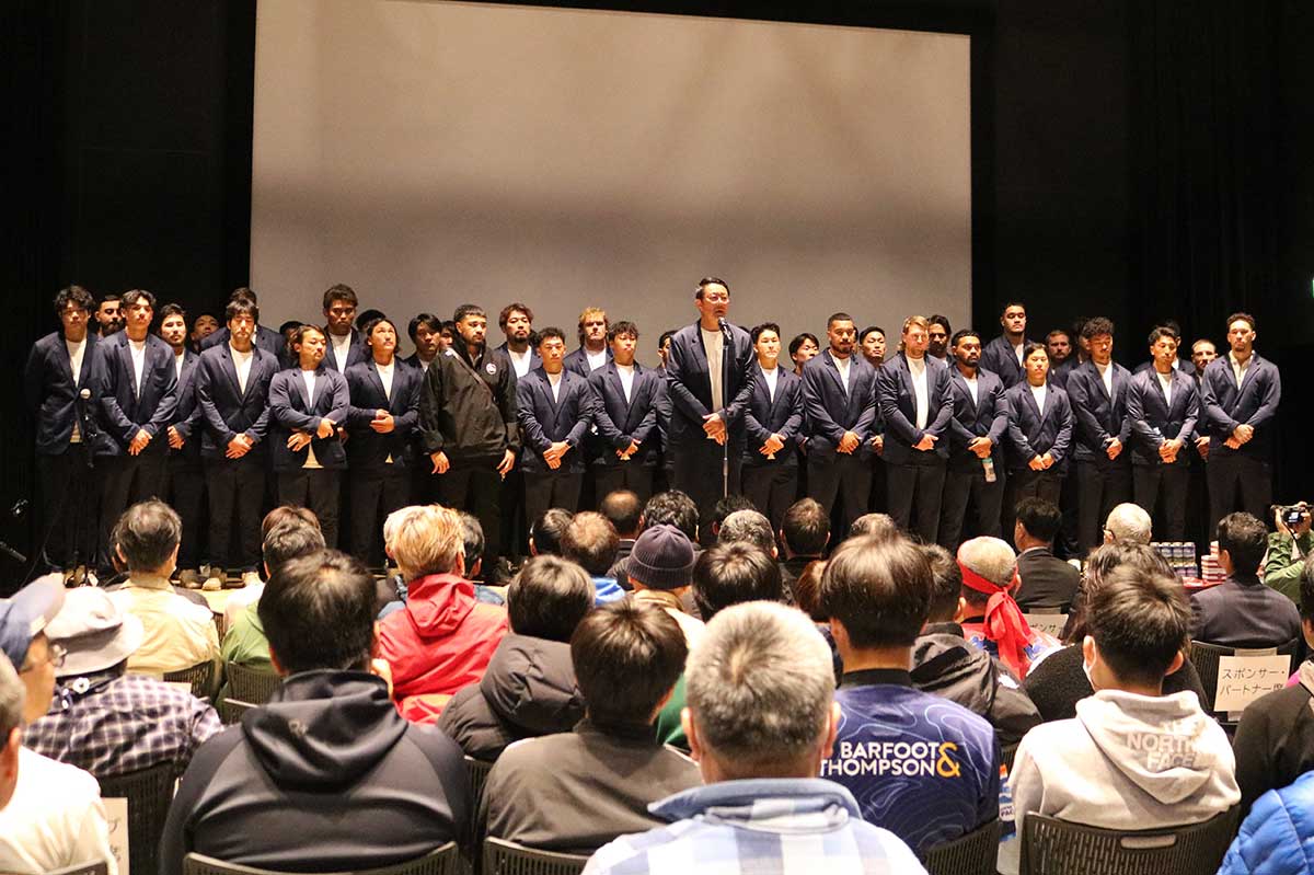 選手45人が顔をそろえた日本製鉄釜石シーウェイブス2025-26シーズン出陣式