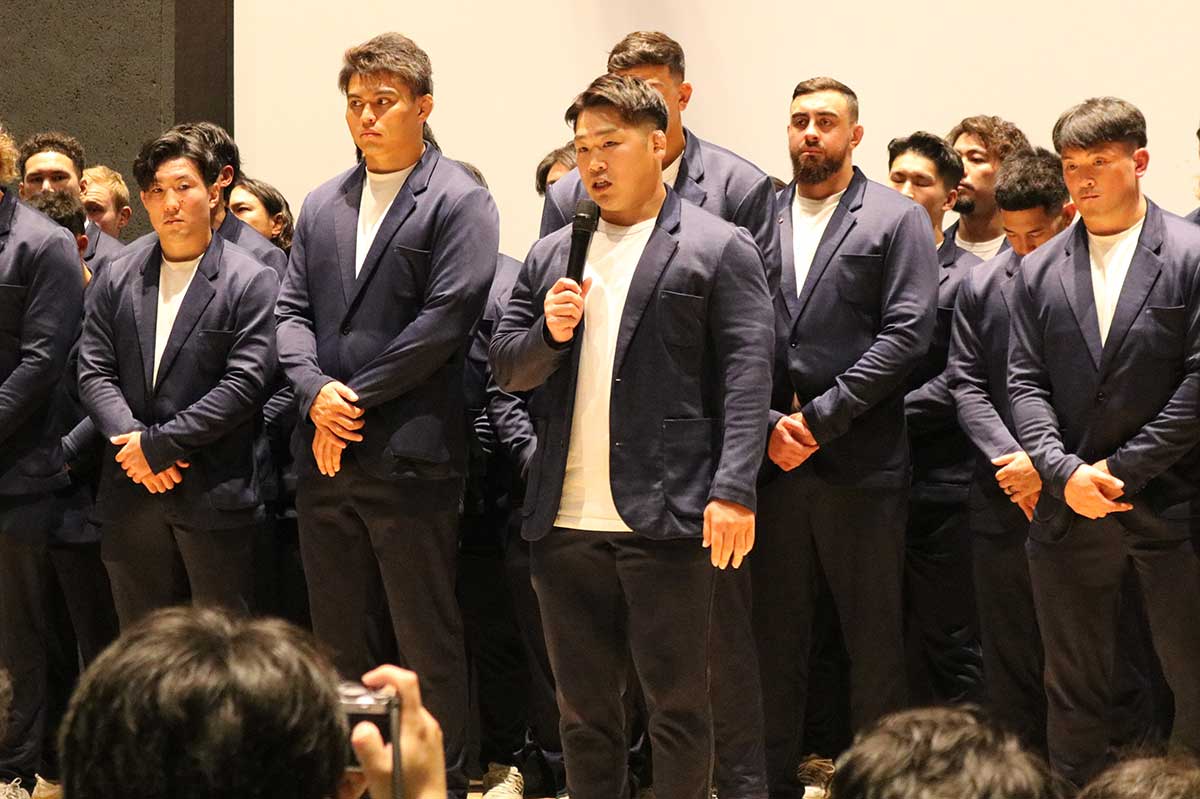 今季への意気込みを語るフランカー河野良太主将(前列中央)