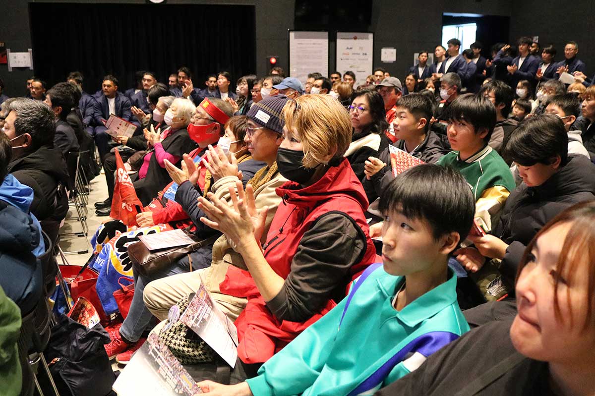 今季のチームの活躍を願う釜石SWのファンら。開幕を心待ちにする