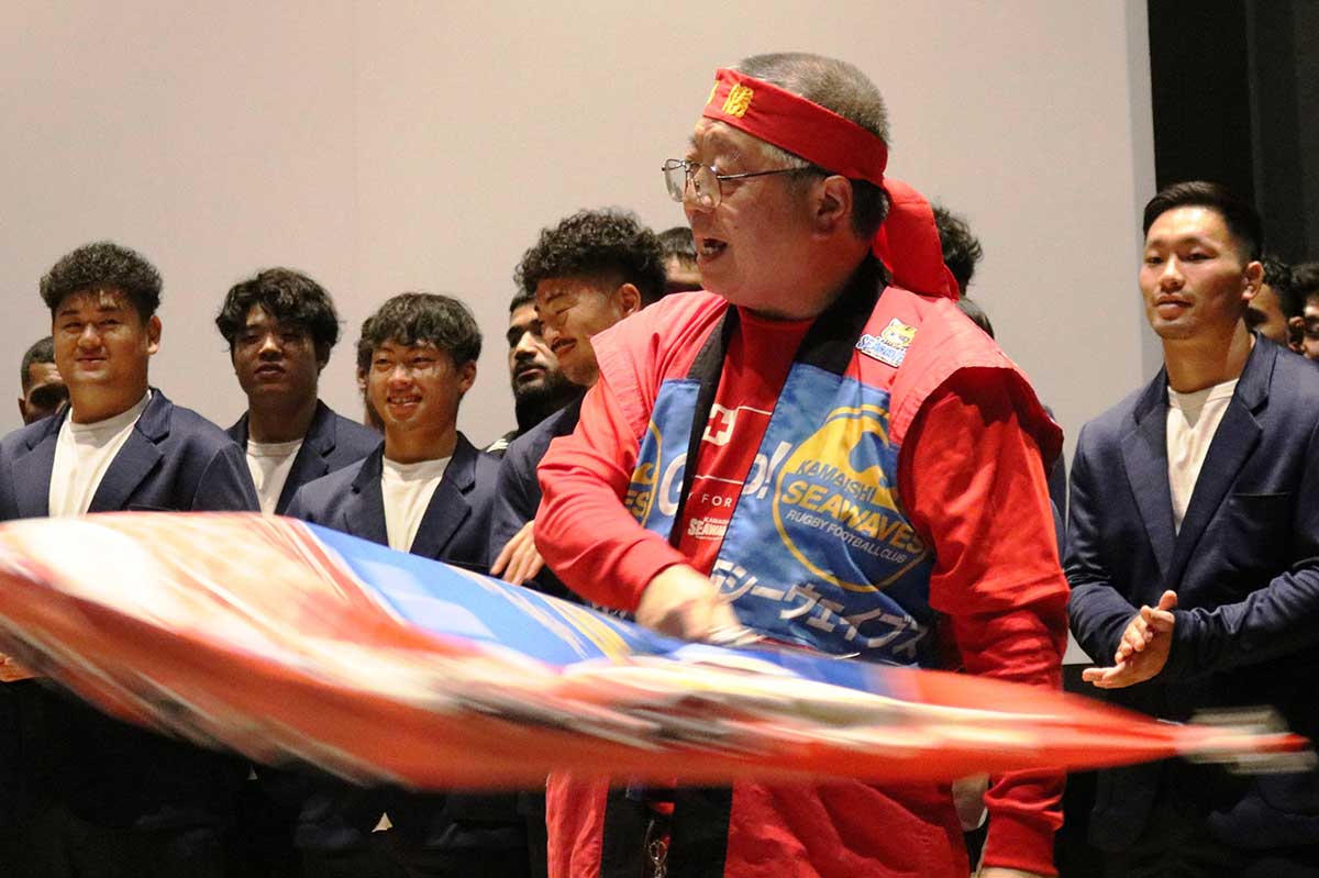 SW釜石応援団第一応援歌を熱く歌い、選手を激励する土肥守副団長