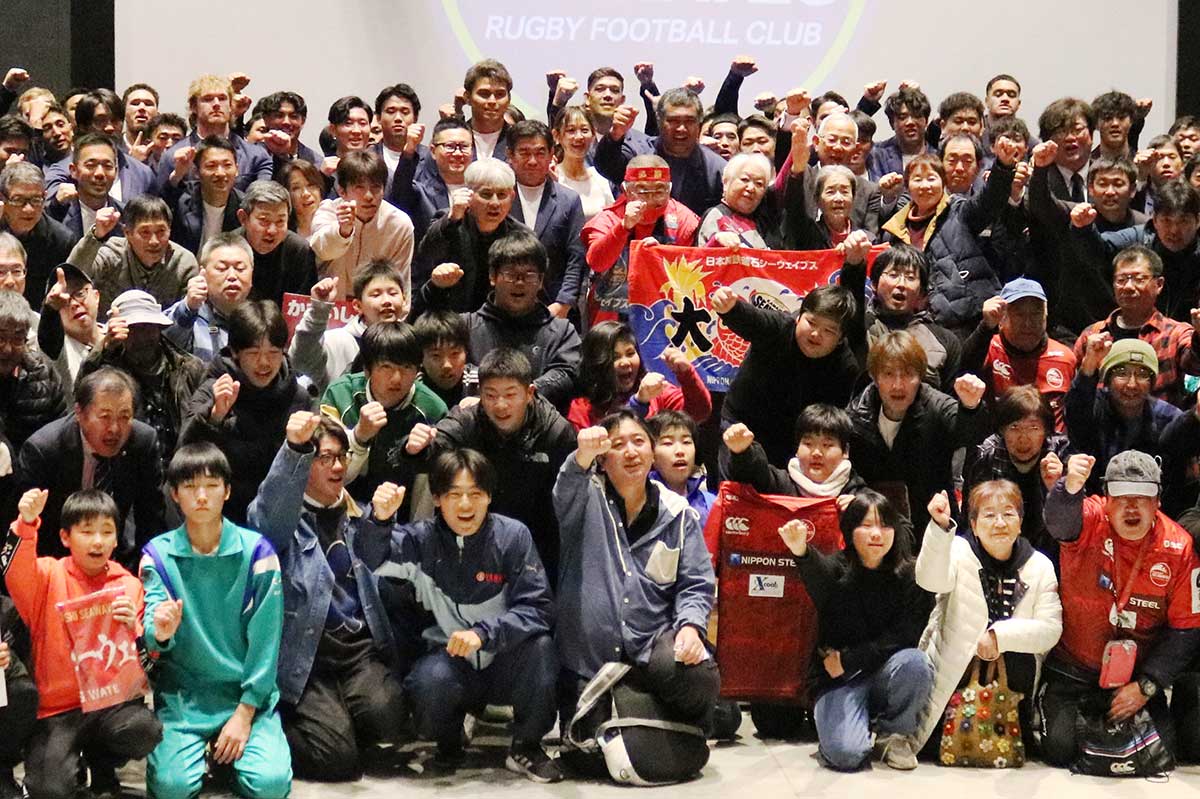 「勝つぞー!」。共に戦う気持ちを合わせる出陣式の参加者