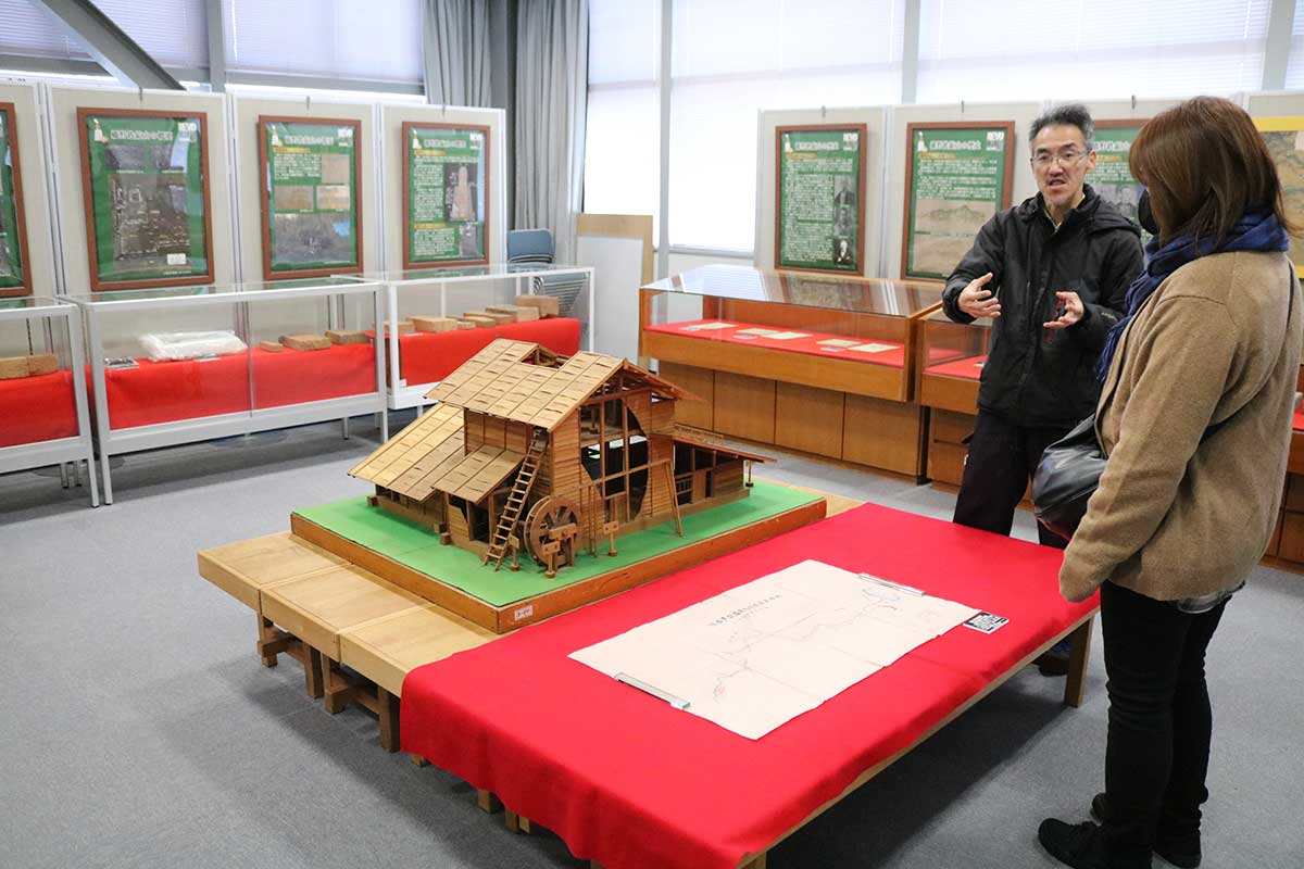 発掘調査の成果などが公開される企画展「橋野鉄鉱山展」。鉄の歴史館で開催中