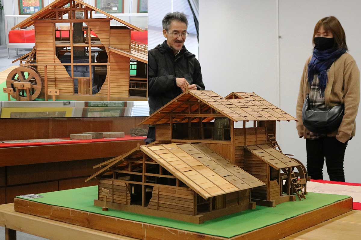 三番高炉と覆屋の木製模型。近代製鉄発祥100周年を記念し、「紙本両鉄鉱山御山内並高炉之図」を参考に再現した