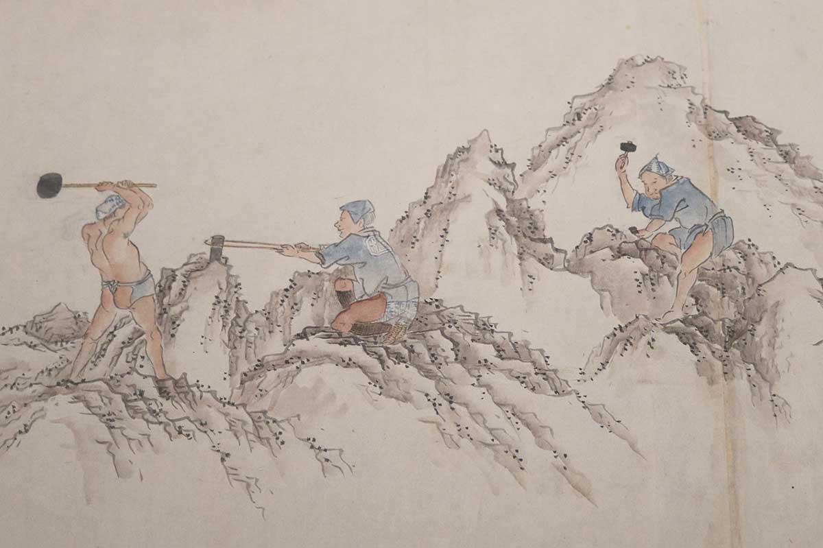 「紙本両鉄鉱山御山内並高炉之図」で描かれる露天掘りの様子。鉄槌やくさびを使って地表から掘り進めた