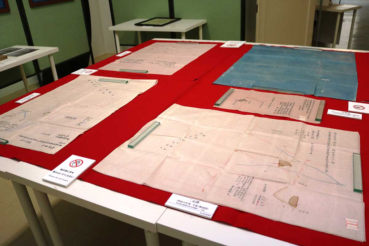 青ノ木（二又）、高前両鉱床の坑内実測図の展示。普段は非公開