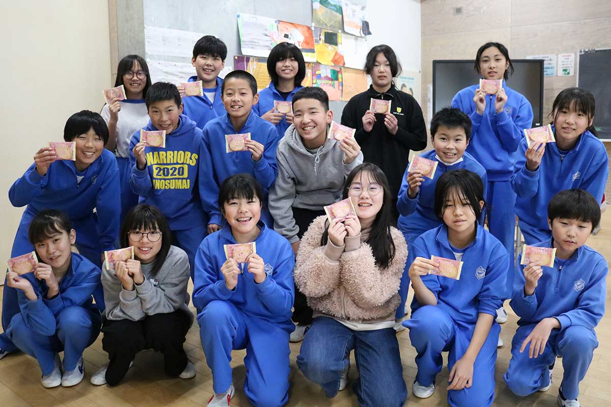 「東京ラスク」の給食提供を喜ぶ鵜住居小6年の児童ら＝12月2日