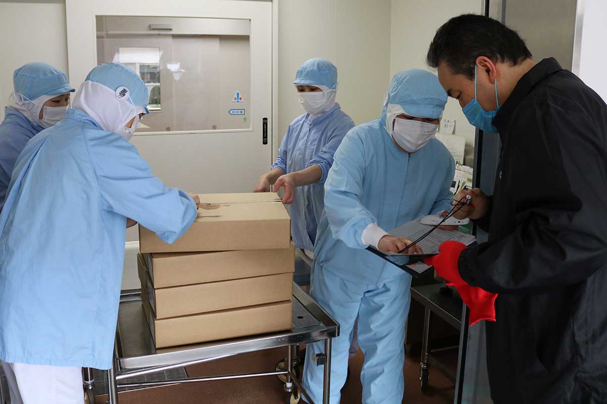 グランバー釜石工場から市学校給食センターへの納品作業＝11月28日