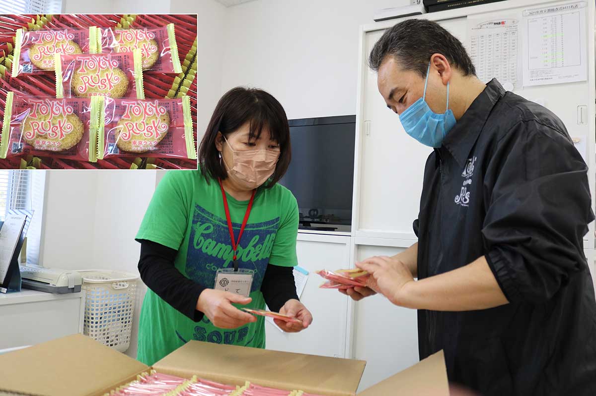 グランバーの後藤圭生産課長（右）が給食センターの土手裕子主任栄養士（左）に届けたラスクについて説明