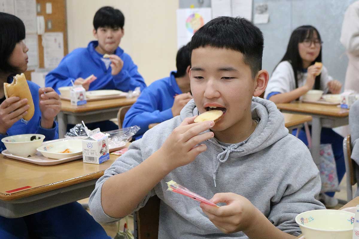 「東京ラスク、いただきます！」。給食デザートを楽しむ児童