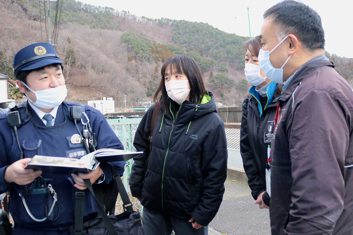 「110番の日」にちなみ、高齢者に防犯などを呼びかけた釜石署署員と市職員ら＝13日