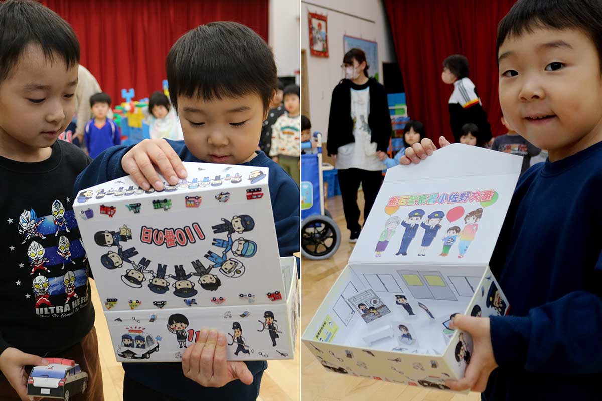 箱を開ける楽しみもプラスした交番模型。外側にはさまざまな姿の警察官が描かれる