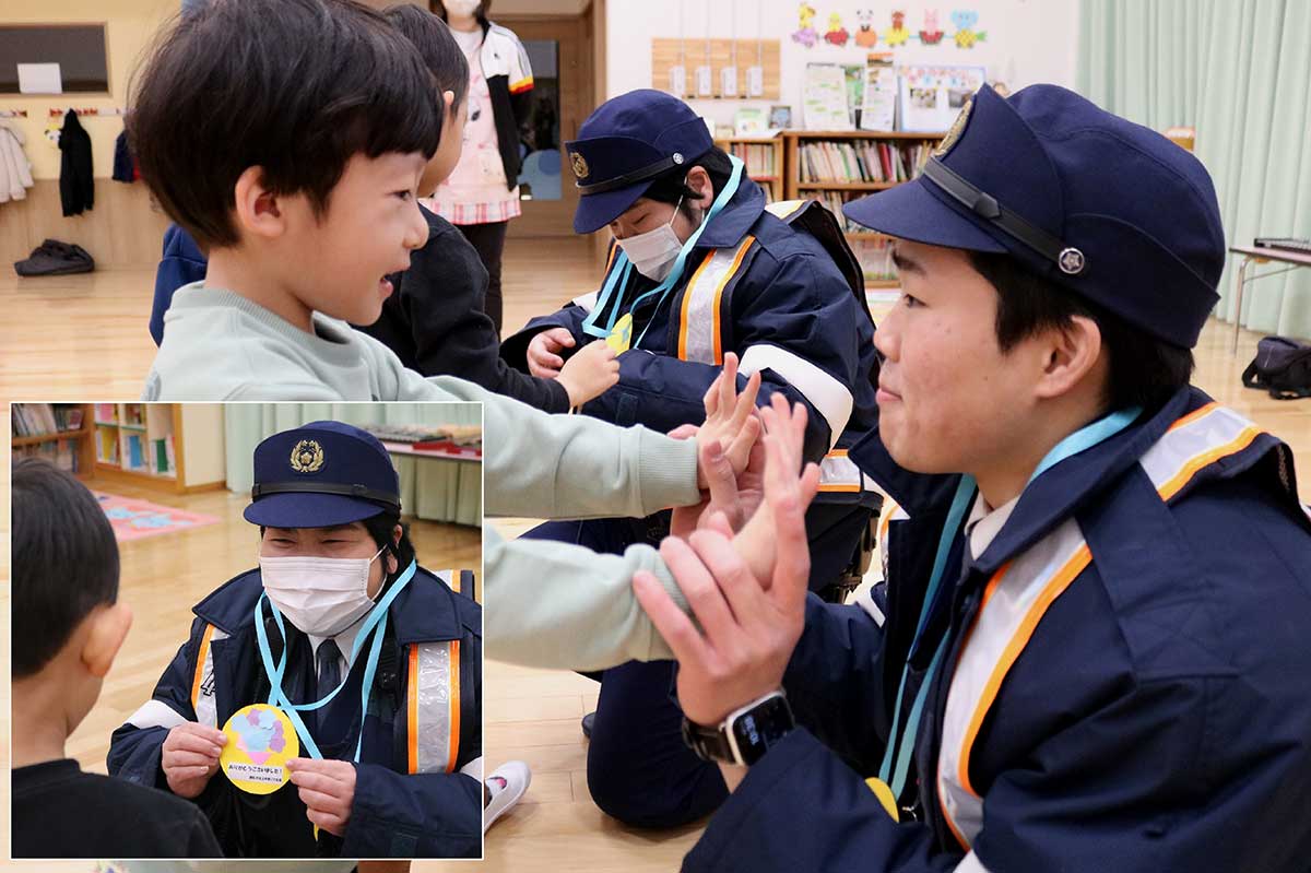 金野巡査部長と矢神海輝巡査（右）には園児からお礼のペンダントが贈られた。「いつも見守ってくれてありがとう！」